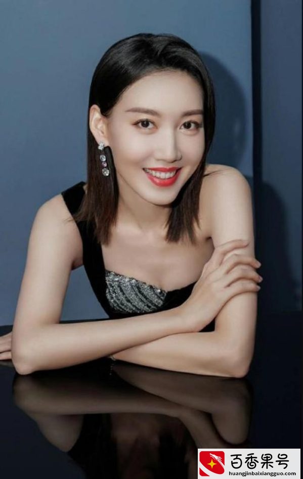 她是靳东的亲妹妹，因这部剧一炮而红，但老公却是一个迷
