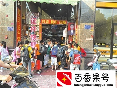 泉州多所小学周边“奥特曼”卡片销售火爆 有娃花上万元“投资”