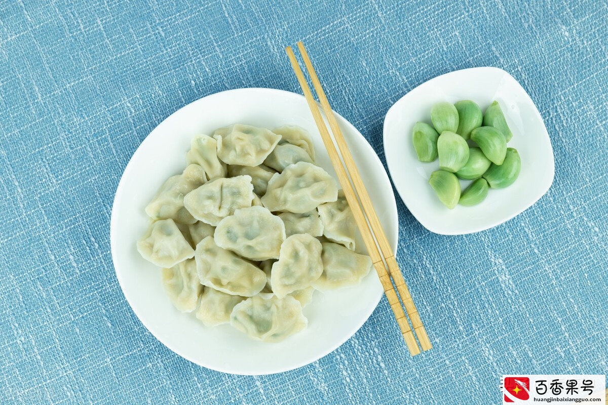 腌腊八蒜，只加醋是“外行”，牢记3个窍门，酸香脆爽，2天就变绿