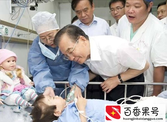 2011年，温州动车追尾事故中幸存下来的小伊伊，如今怎么样了