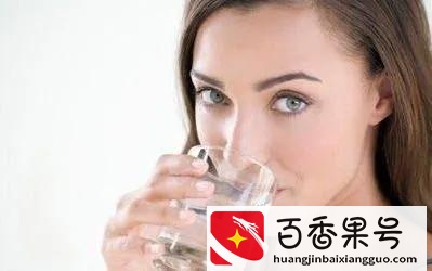 减肥期间要每天喝八杯水吗？喝水能减肥吗？