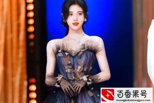 穿上汉服后直角肩突然变“丑”？和溜肩相比，直角肩这次真的输了