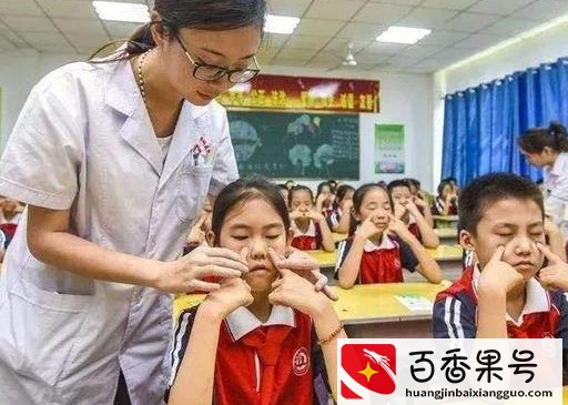 迪丽热巴近视1000度，家长们要注意，高度近视不可能治愈
