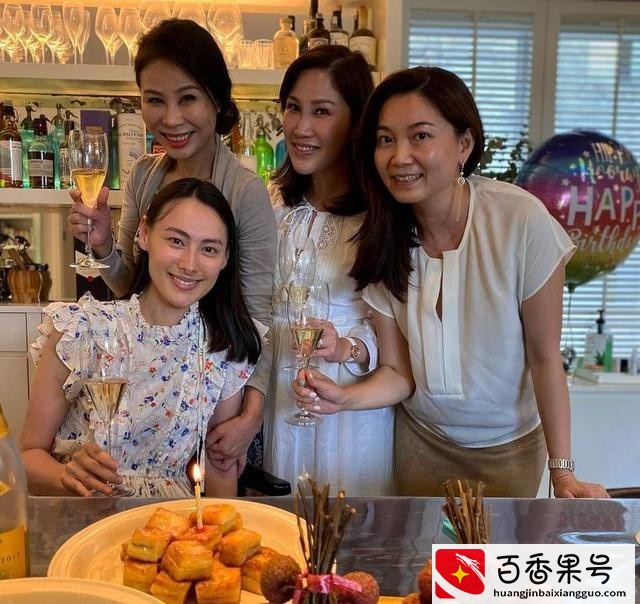 “豪门弃妇”梁洛施的悲伤，2年生3子，为何李家就是不娶她进门