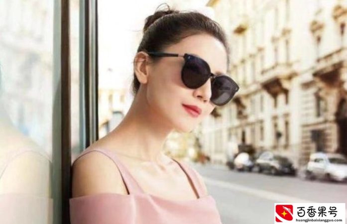 高圆圆戴眼镜，本以为戴墨镜最美，没想到戴近视眼镜也很养眼
