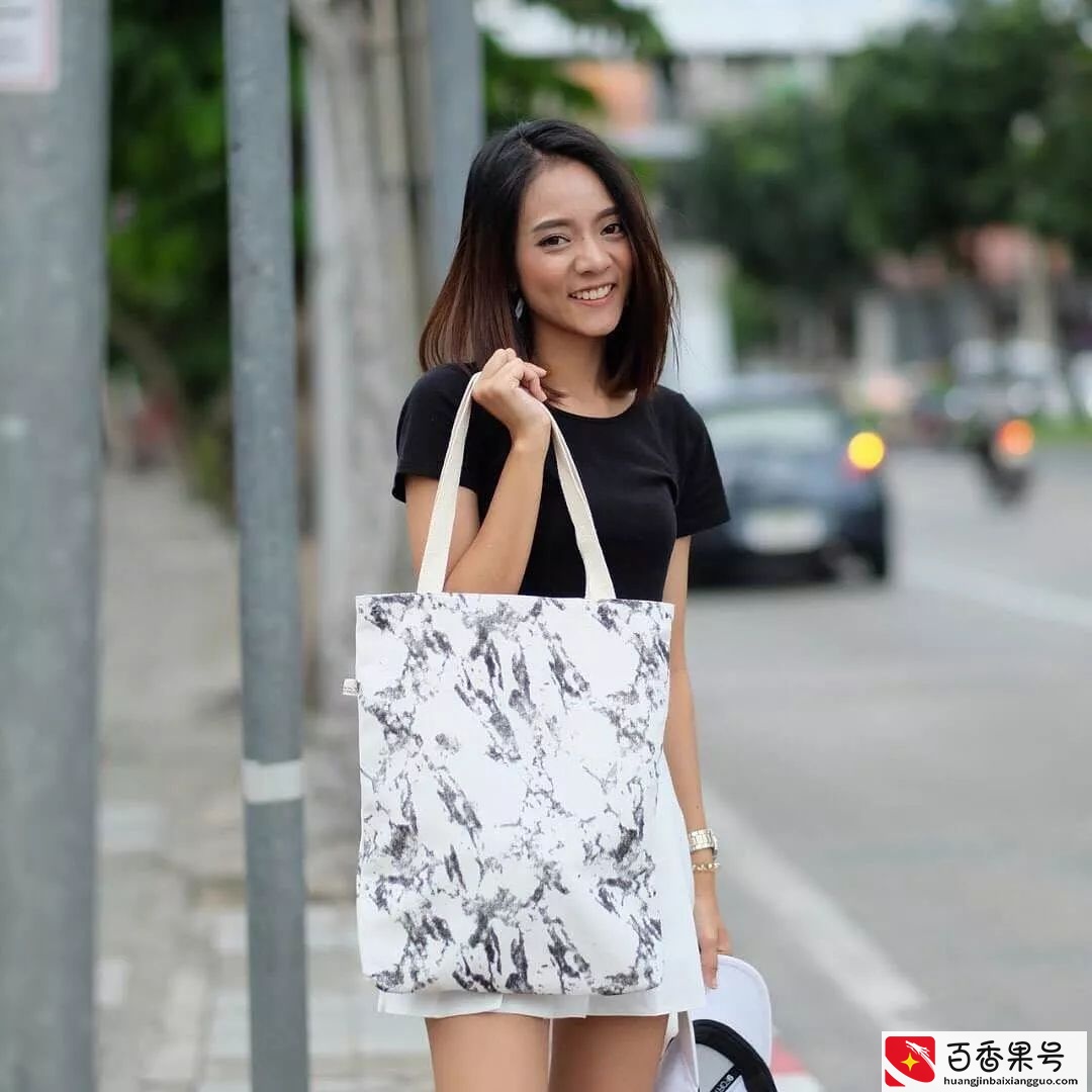 背包包的方式你会几种？这样背不仅提升时髦度，还让肩膀轻松减负
