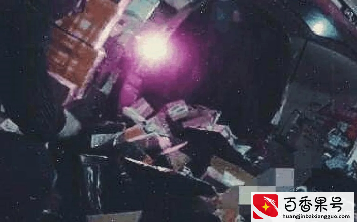 一个名女子网购成人用品，怀疑是快递员拆开玩过
