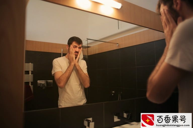 10种适合男人的面部锻炼，塑造轮廓分明的脸庞