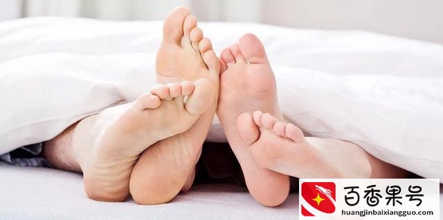 「情感问答」夫妻睡觉是同盖一床被子普遍或分开盖两床被子更普遍
