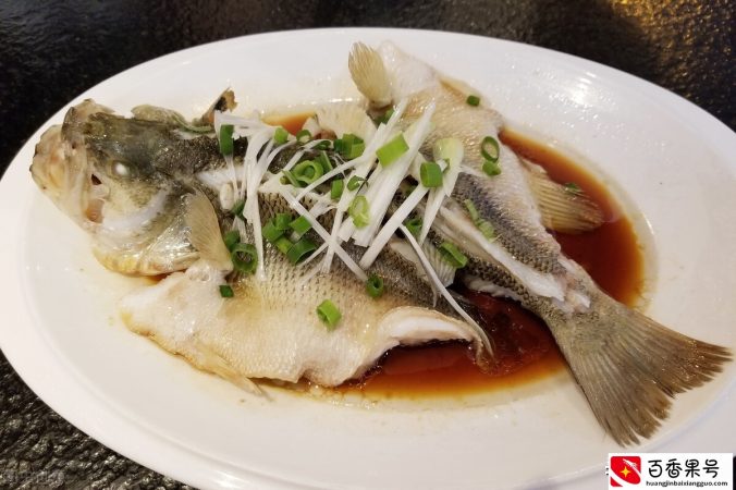 蒸鱼是水开后蒸还是冷水蒸，想把鱼肉蒸成又老又腥那就必须冷水蒸