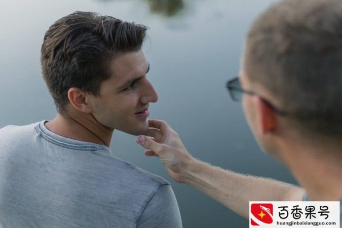 10种适合男人的面部锻炼，塑造轮廓分明的脸庞