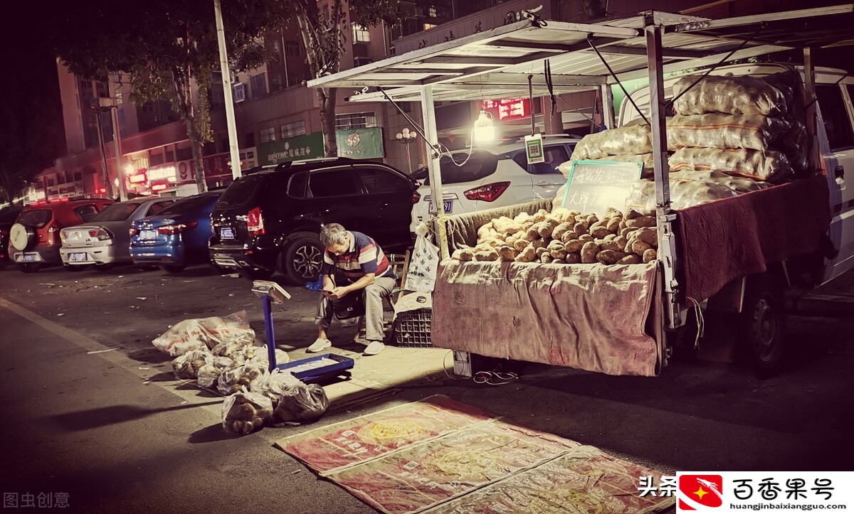 开小车摆摊的女人：如果你有台车，又有空闲时间，会出来摆摊吗？