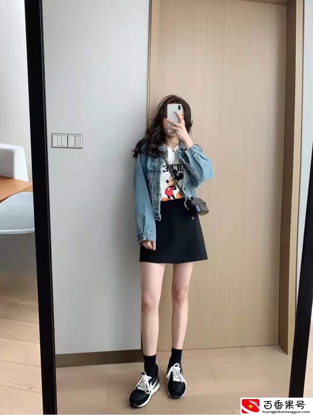 穿短裙搭配什么上衣好看