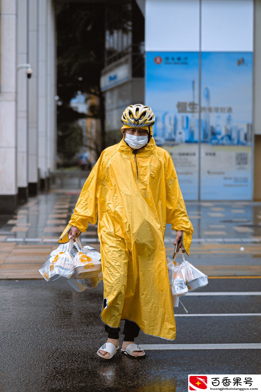 暴雨下的深圳外卖员：不求爆单日赚1000，只求体谅不给差评