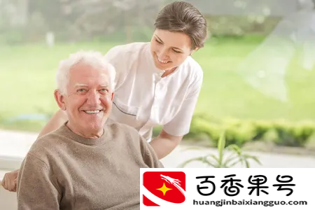 45岁男保姆自述：工资9000，每天要为70岁老人搓背洗脚我要崩溃了