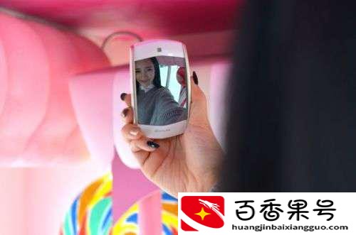为什么自拍脸是歪的，照镜子却很端正？