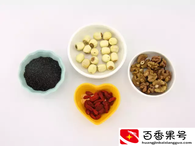 产后新妈妈催乳忙，4类食材必不可少！