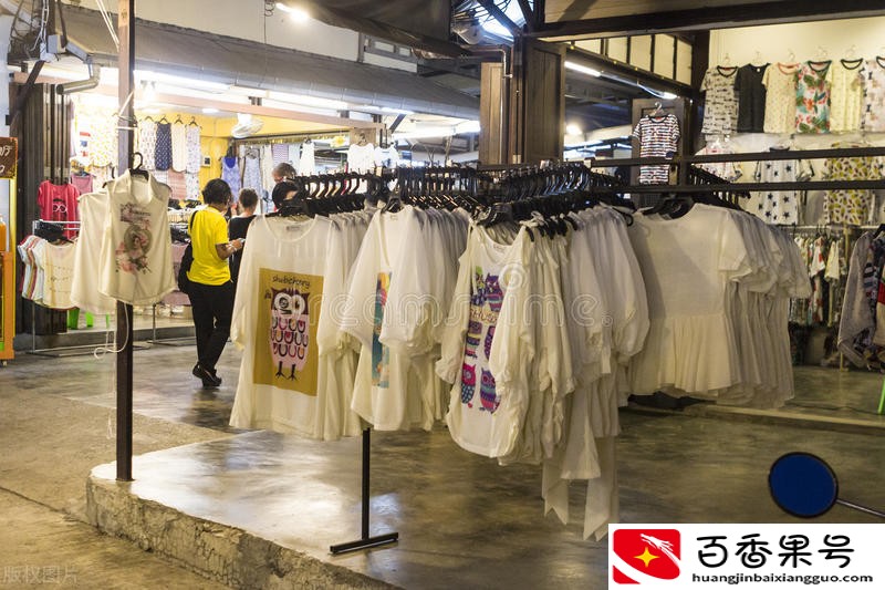 大学生摆摊卖衣服，14天赚3万块钱！这赚钱模式可以，你也行