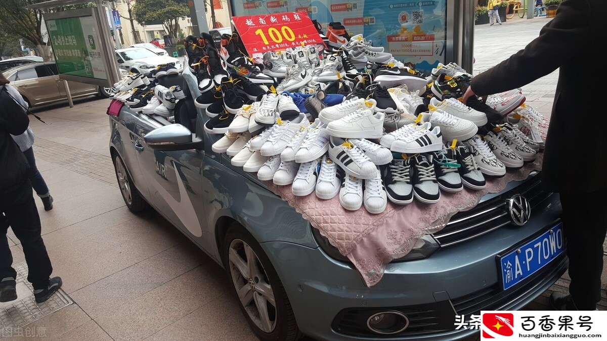 开小车摆摊的女人：如果你有台车，又有空闲时间，会出来摆摊吗？