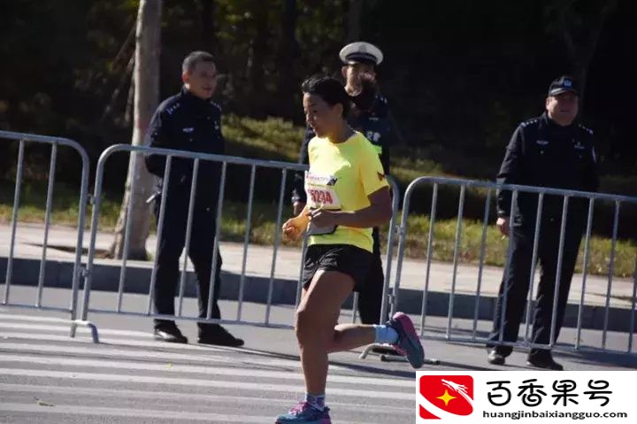 太厉害！这个女生能做100个站姿健腹轮