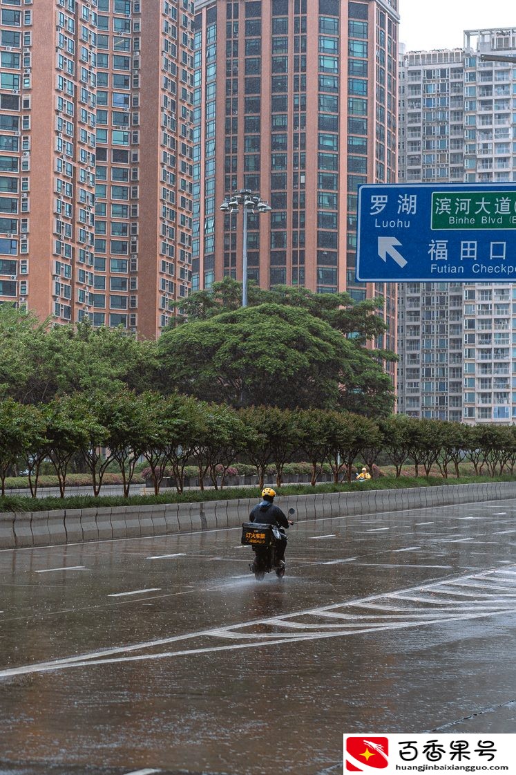 暴雨下的深圳外卖员：不求爆单日赚1000，只求体谅不给差评