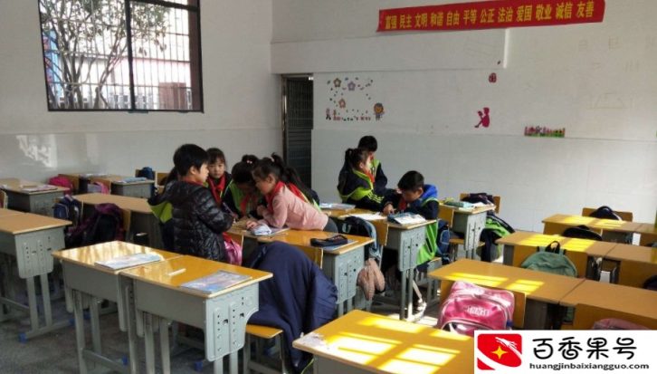 老师拖堂真的该治治了,有人提议通报批评,别因一个老师毁了一学校