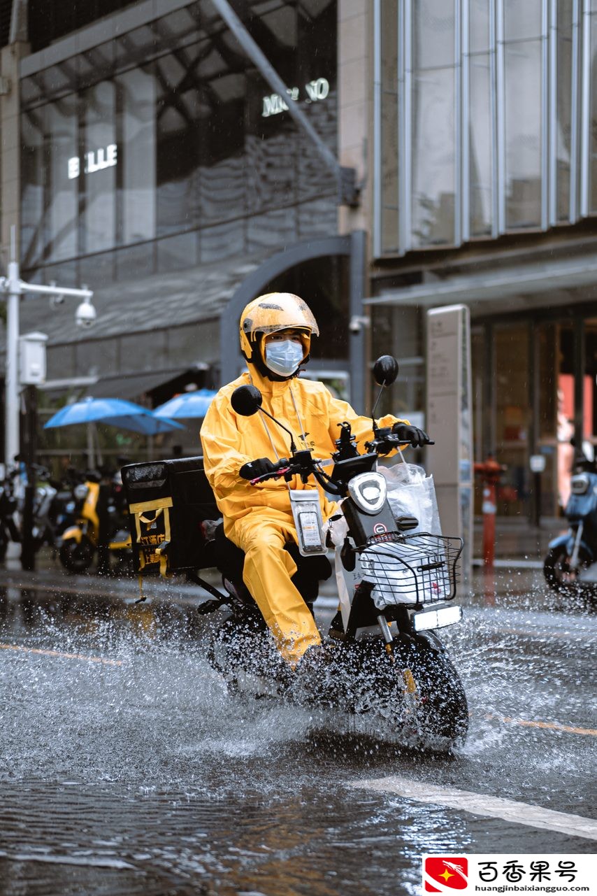 暴雨下的深圳外卖员：不求爆单日赚1000，只求体谅不给差评