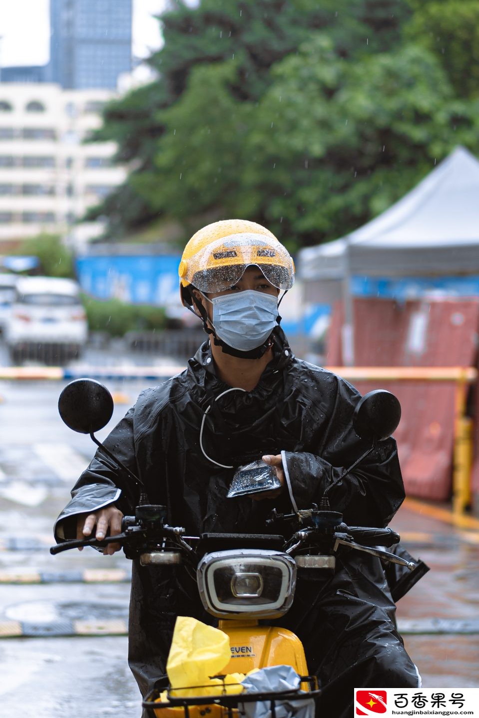 暴雨下的深圳外卖员：不求爆单日赚1000，只求体谅不给差评