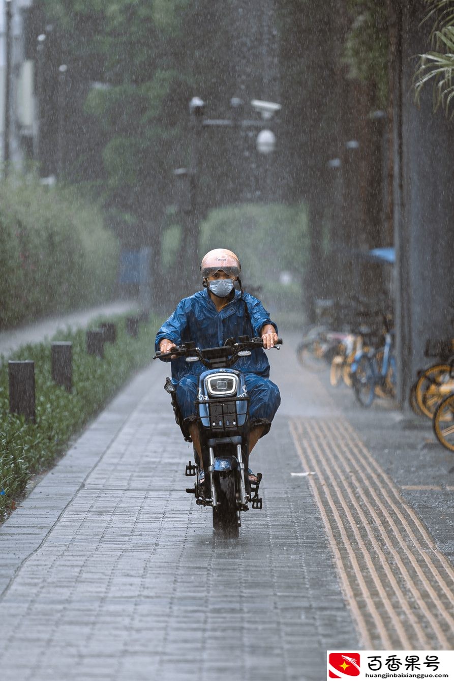 暴雨下的深圳外卖员：不求爆单日赚1000，只求体谅不给差评