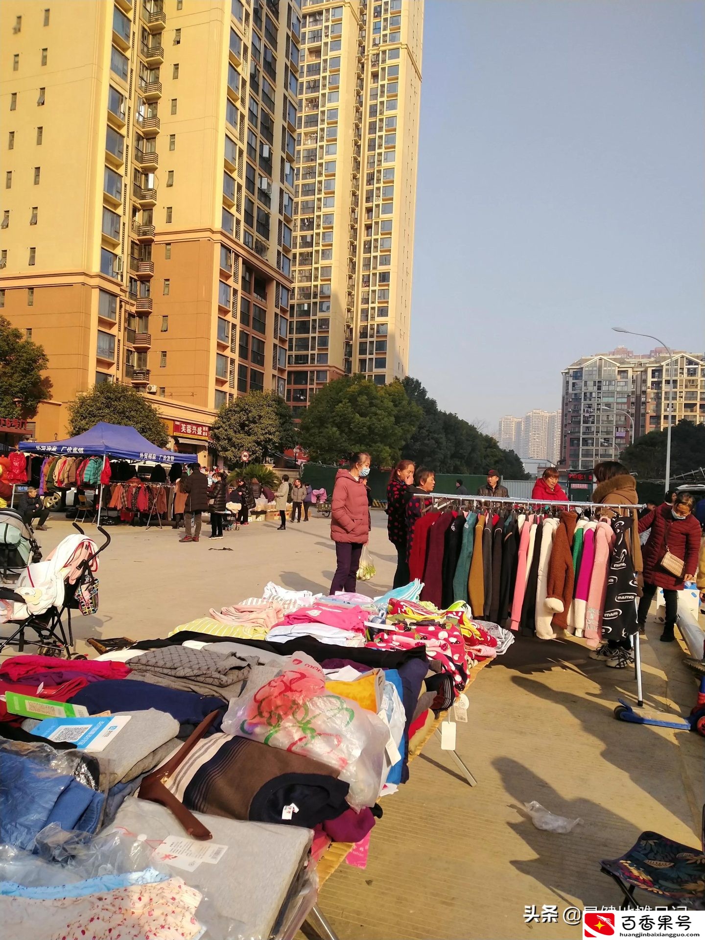 开小车摆摊的女人：如果你有台车，又有空闲时间，会出来摆摊吗？
