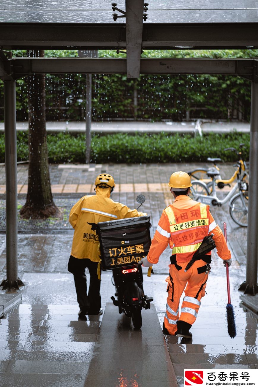暴雨下的深圳外卖员：不求爆单日赚1000，只求体谅不给差评