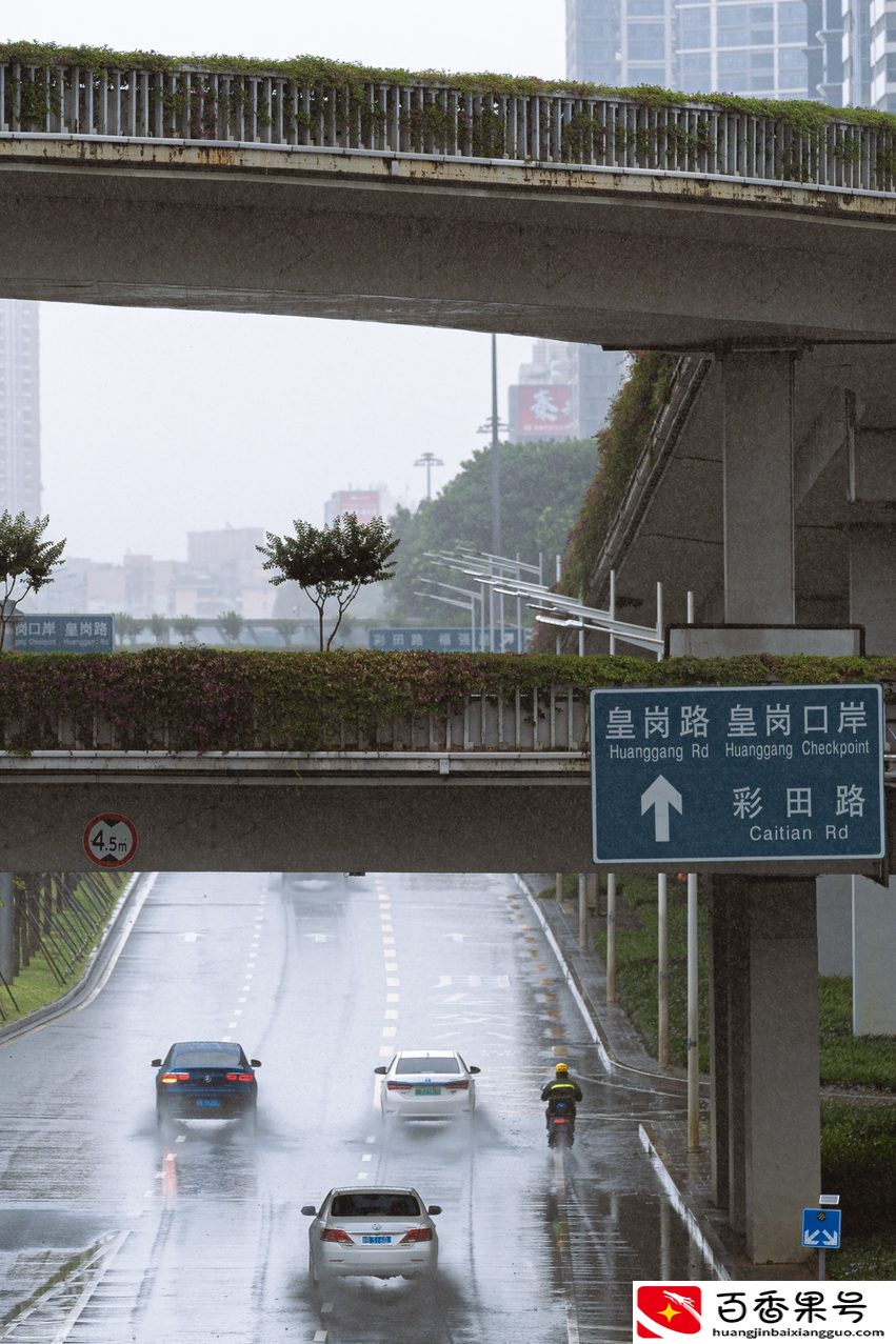 暴雨下的深圳外卖员：不求爆单日赚1000，只求体谅不给差评