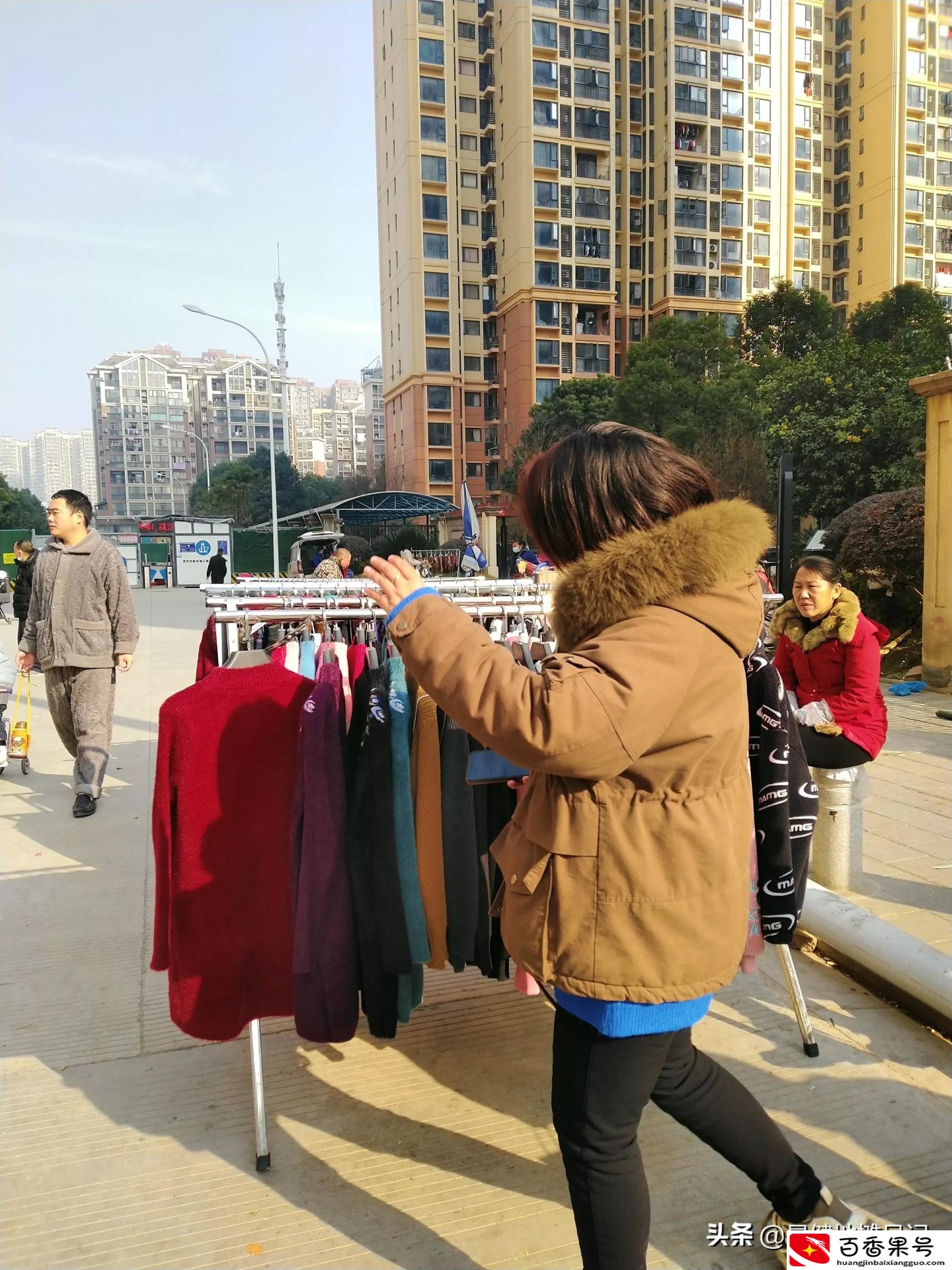 开小车摆摊的女人：如果你有台车，又有空闲时间，会出来摆摊吗？