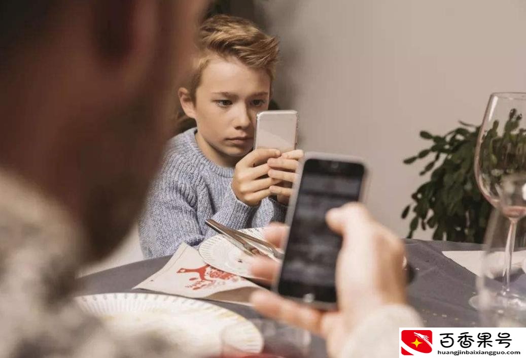 孩子以上网课为借口，拿手机偷偷玩游戏怎么办
