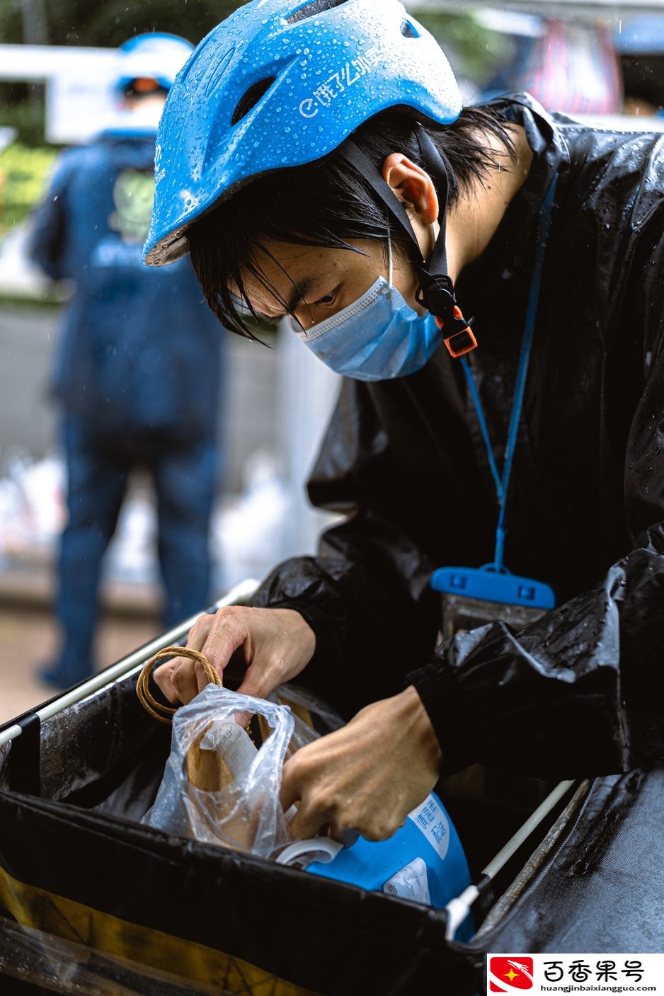 暴雨下的深圳外卖员：不求爆单日赚1000，只求体谅不给差评