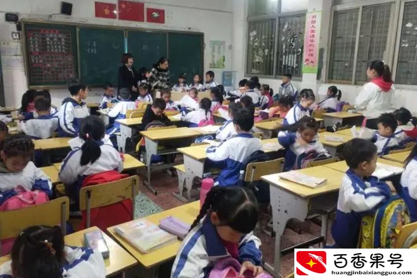 老师拖堂真的该治治了,有人提议通报批评,别因一个老师毁了一学校