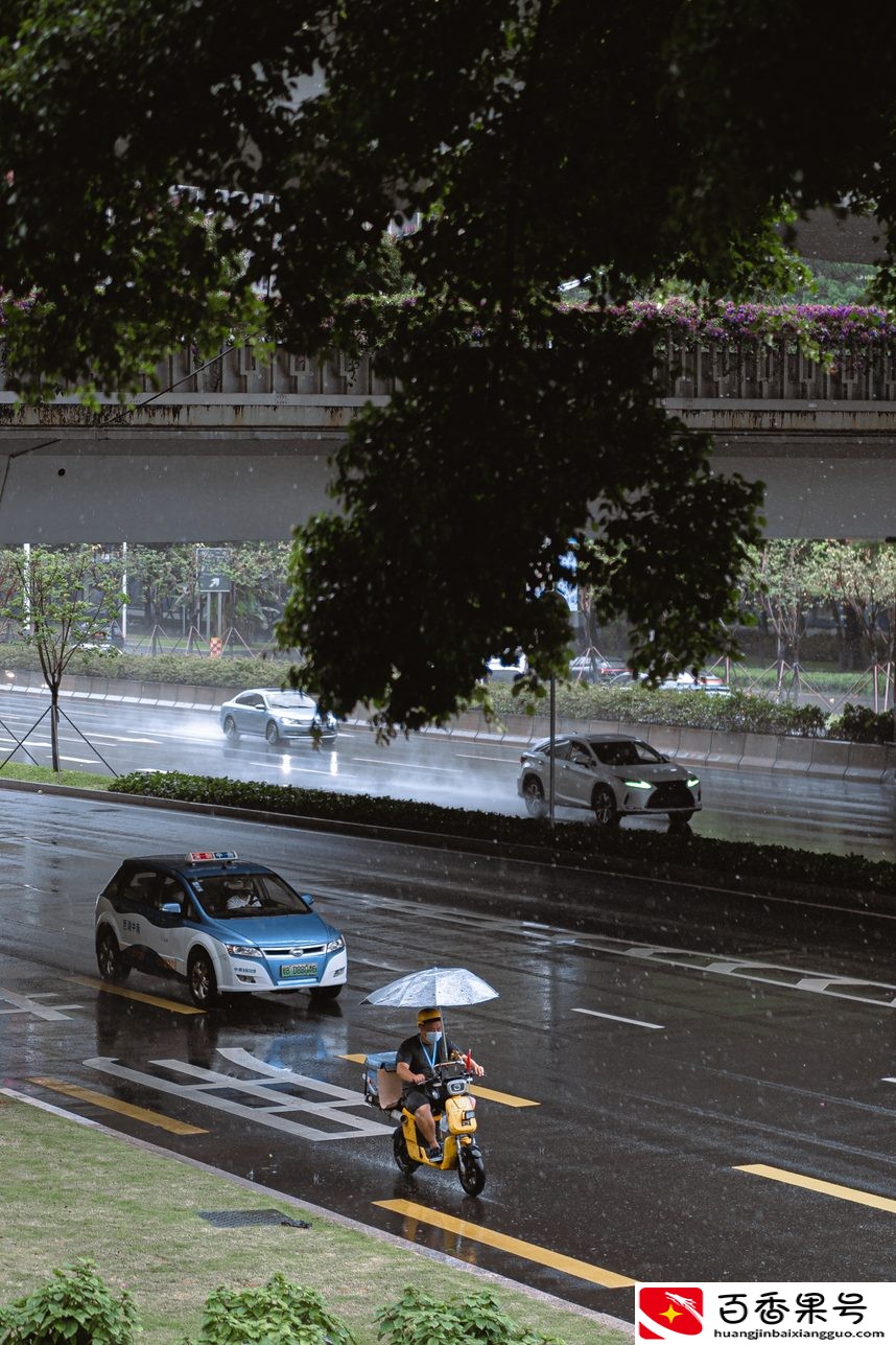 暴雨下的深圳外卖员：不求爆单日赚1000，只求体谅不给差评