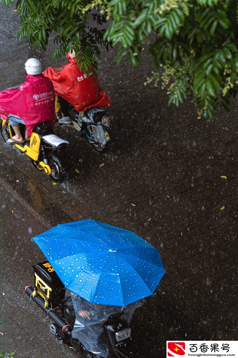暴雨下的深圳外卖员：不求爆单日赚1000，只求体谅不给差评