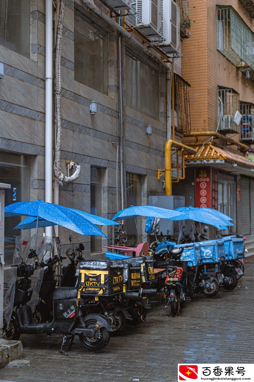 暴雨下的深圳外卖员：不求爆单日赚1000，只求体谅不给差评