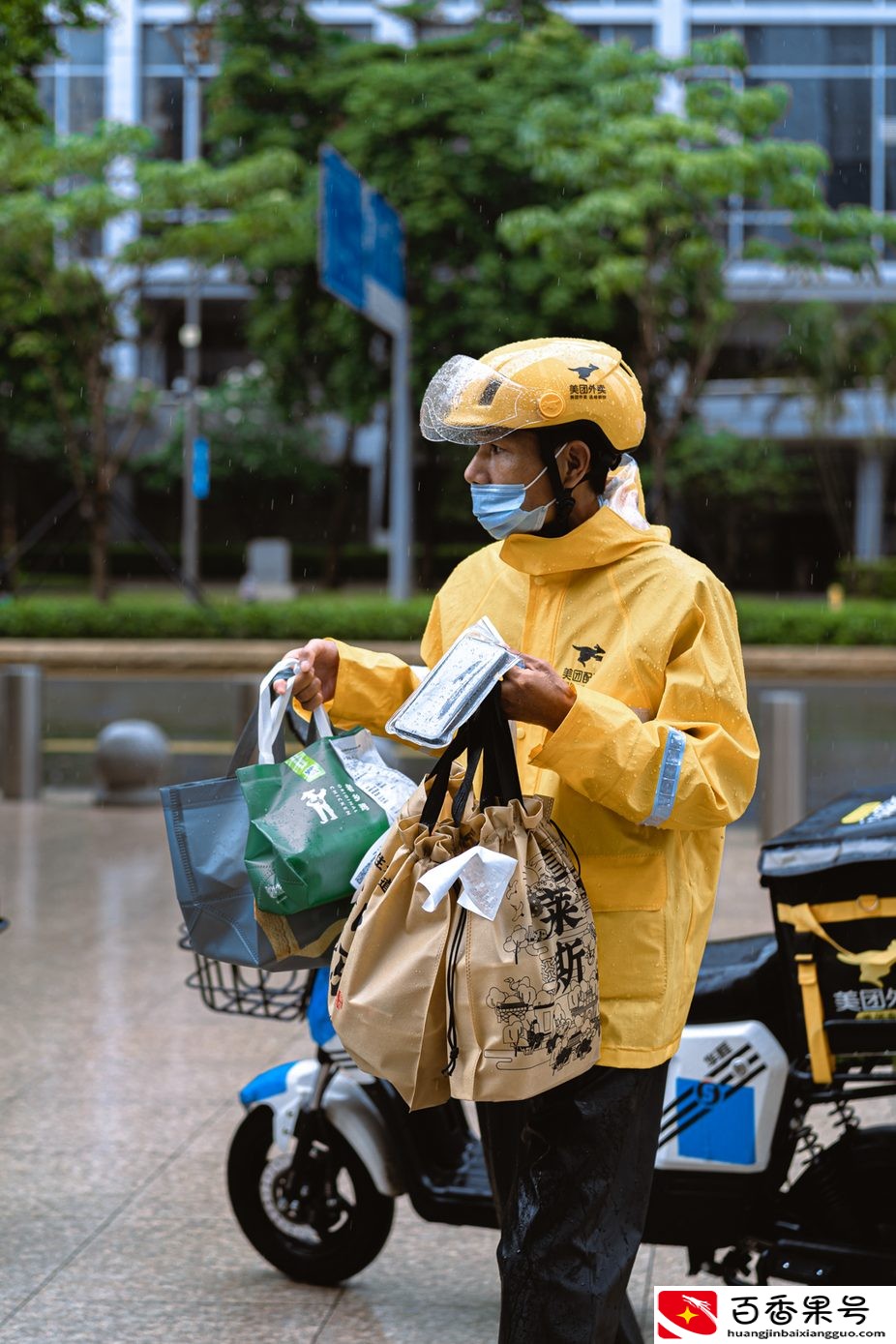 暴雨下的深圳外卖员：不求爆单日赚1000，只求体谅不给差评
