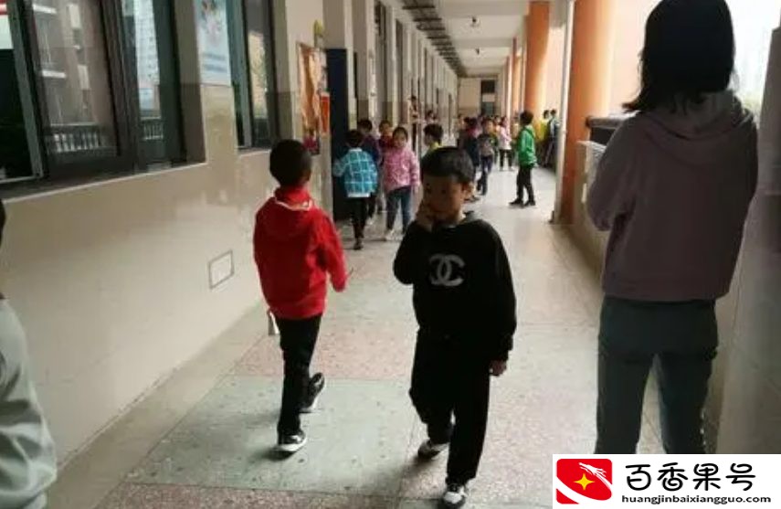 老师拖堂真的该治治了,有人提议通报批评,别因一个老师毁了一学校