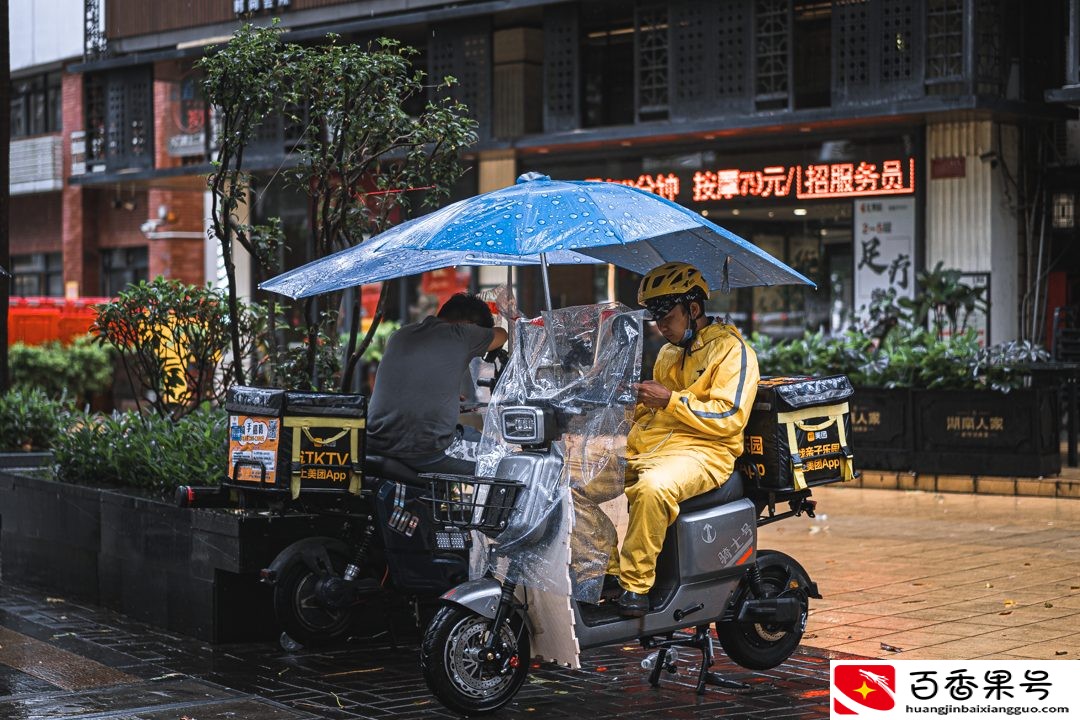 暴雨下的深圳外卖员：不求爆单日赚1000，只求体谅不给差评