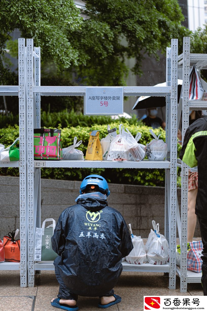 暴雨下的深圳外卖员：不求爆单日赚1000，只求体谅不给差评