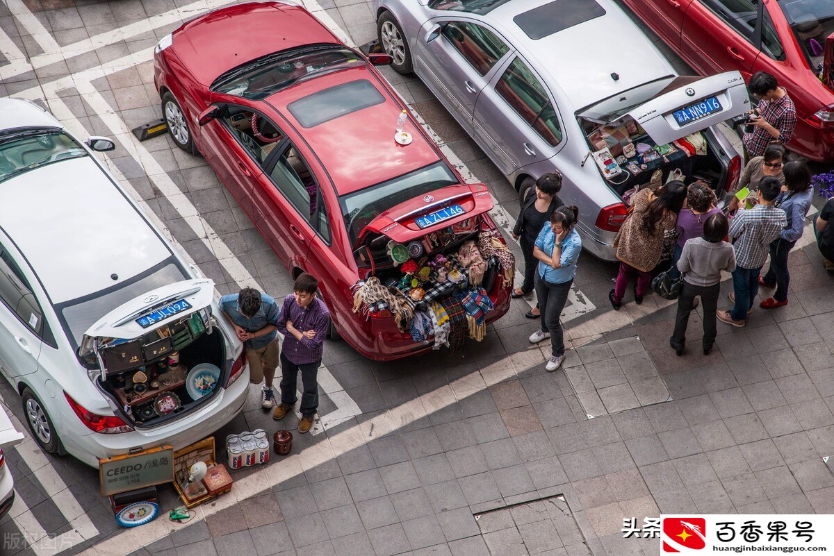 开小车摆摊的女人：如果你有台车，又有空闲时间，会出来摆摊吗？