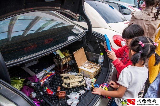 开小车摆摊的女人：如果你有台车，又有空闲时间，会出来摆摊吗？