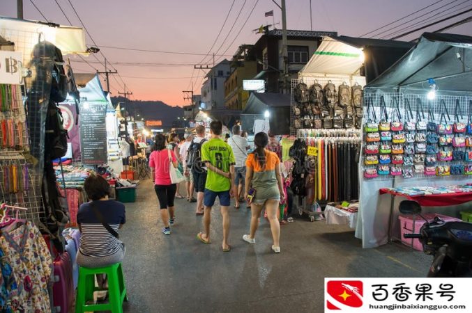 大学生摆摊卖衣服，14天赚3万块钱！这赚钱模式可以，你也行