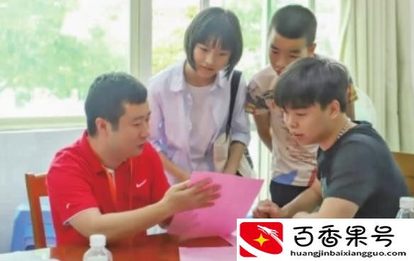 山东大学又上热搜了，校庆大屏幕写错英文，网友：英语怎么学的？