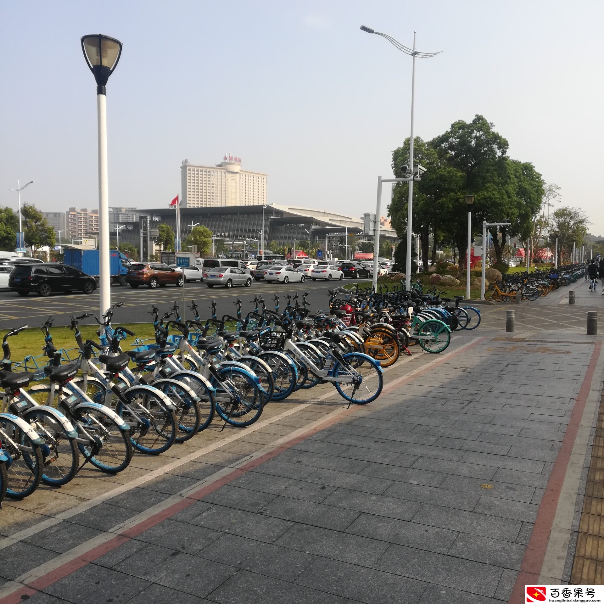 实拍东莞：东莞最繁华的街头，正在地铁站出口，高楼林立