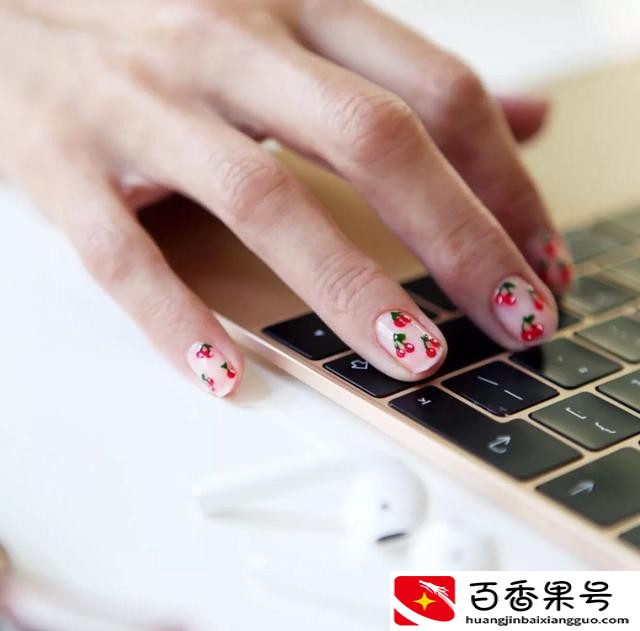 美甲什么颜色显手白
