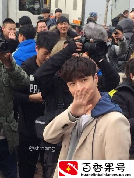 张艺兴为什么不退出EXO？乌克兰的照片说明一切！网友：深谋远虑